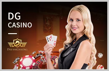 Bàn Baccarat sang trọng tại Kclub hiện đang mở, với những lá bài được chia, mang đến trải nghiệm cá cược đẳng cấp.